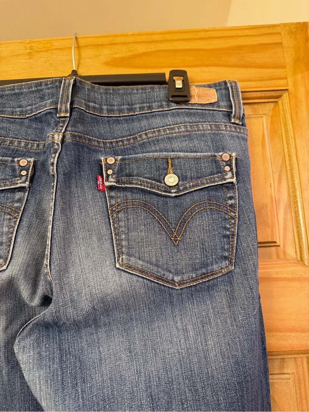 Levi’s 528 Bootcut Jeans Women’s Blue Denim Distressed Fade Stretch size 8 EUC